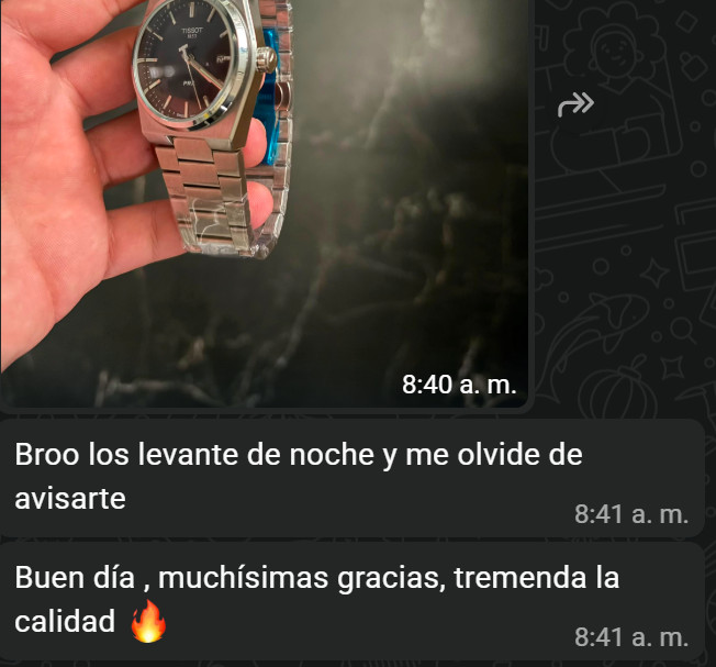 Cliente mostrando su Tissot PRX